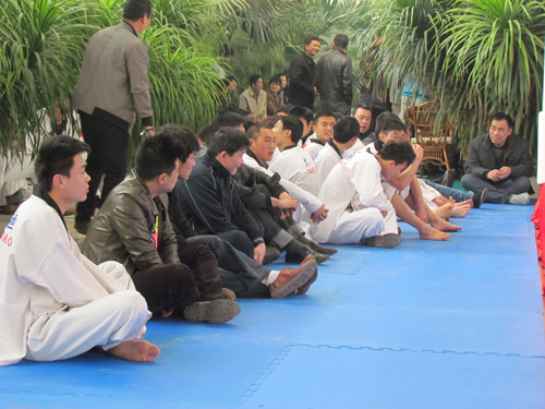 清明節(jié)太極搪玻璃設備公司舉行摔跤熱身賽